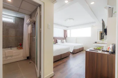 Vierbettzimmer mit Badewanne — Elite SOFEA Saigon Hotel and Spa